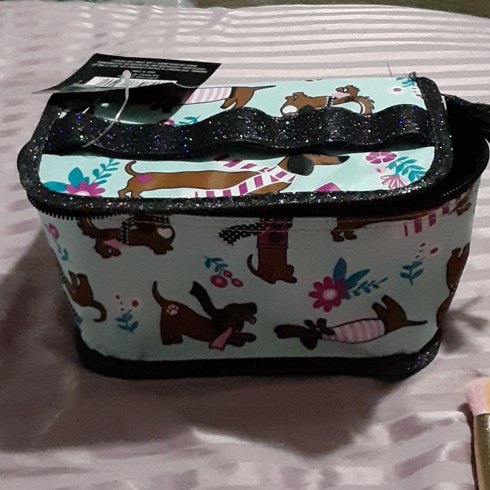 Make up bag with 2 skin masks for free